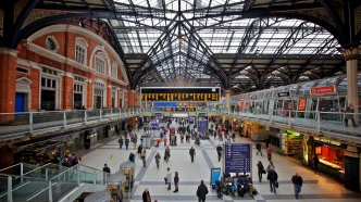 Vista interior del concurrido vestíbulo de la estación de Liverpool Street en Londres con pasajeros caminando