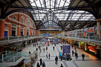 Vista interior del concurrido vestíbulo de la estación de Liverpool Street en Londres con pasajeros caminando