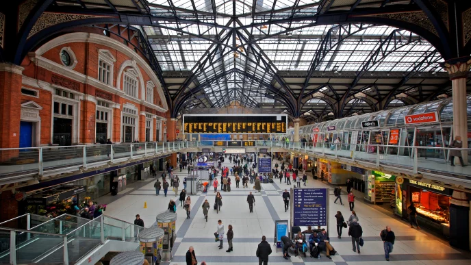 Vista interior del concurrido vestíbulo de la estación de Liverpool Street en Londres con pasajeros caminando