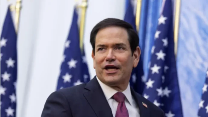 Marco Rubio, secretario de Estado de EE. UU., ofreciendo un discurso frente a banderas estadounidenses.