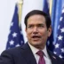 Marco Rubio, secretario de Estado de EE. UU., ofreciendo un discurso frente a banderas estadounidenses.