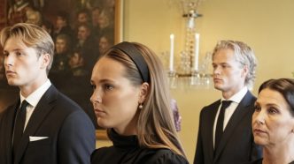 Marius Borg Høiby con traje oscuro y actitud seria junto a familiares durante las exequias reales.