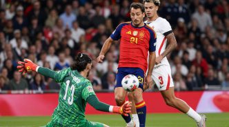 Mikel Oyarzabal pica el balón sobre el portero James Trafford en Wembley.