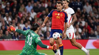 Mikel Oyarzabal pica el balón sobre el portero James Trafford en Wembley.