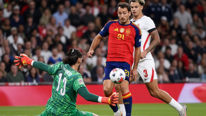 Mikel Oyarzabal pica el balón sobre el portero James Trafford en Wembley.
