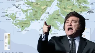 Javier Milei gesticulando en un discurso con un mapa geopolítico de las Islas Malvinas de fondo.