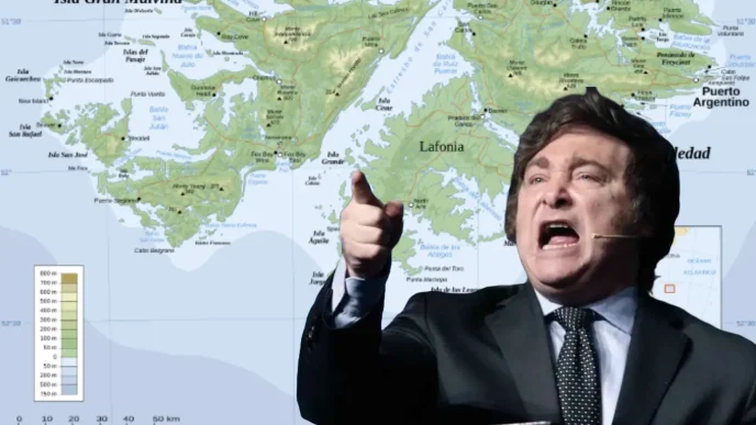 Javier Milei gesticulando en un discurso con un mapa geopolítico de las Islas Malvinas de fondo.