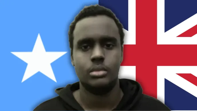 Retrato de Mohamed Mohamoud frente a las banderas de Somalia y del Reino Unido