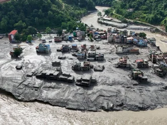 Vista aérea de una zona residencial arrasada por el lodo y los escombros tras desatarse inundaciones repentinas en Nepal