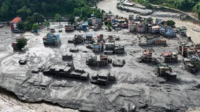 Vista aérea de una zona residencial arrasada por el lodo y los escombros tras desatarse inundaciones repentinas en Nepal