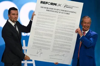 Nigel Farage y Jordan Bardella posando juntos en el congreso de Reform UK en Birmingham.
