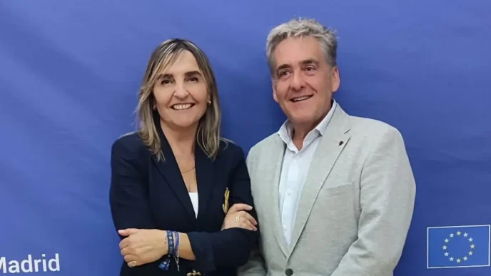 Pilar Gómez Bahamonde y José Luis López Vielba posando ante el photocall institucional de la Comisión Europea en Madrid.