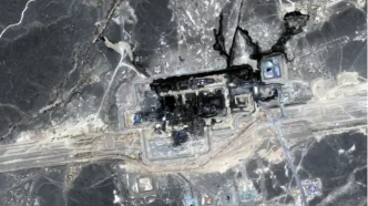 Vista satelital de la infraestructura del oleoducto Este-Oeste en Arabia Saudí con marcas oscuras tras el ataque.