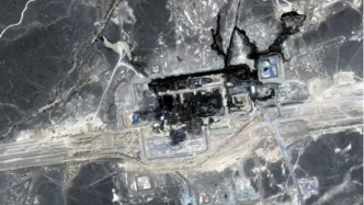 Vista satelital de la infraestructura del oleoducto Este-Oeste en Arabia Saudí con marcas oscuras tras el ataque.