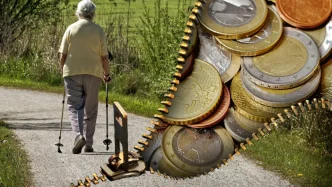 Fotomontaje que muestra a una persona mayor caminando con bastones junto a una cremallera que abre un fondo repleto de monedas.