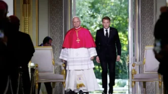 El papa León XIV caminando junto al presidente francés Emmanuel Macron en el Palacio del Elíseo.