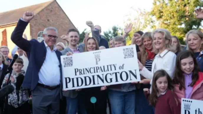 Vecinos del pueblo de Piddington levantando los puños y sosteniendo un cartel que dice Principality of Piddington.