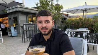 Retrato de Reece Salmon sonriendo con la mano en el rostro junto a una escena del crimen acordonada en Londres.