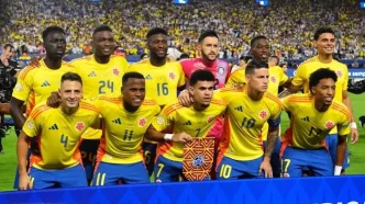 Once inicial de la Selección Colombia posando en la cancha antes de un partido oficial.