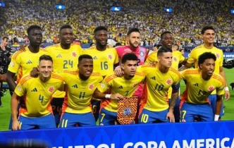 Once inicial de la Selección Colombia posando en la cancha antes de un partido oficial.