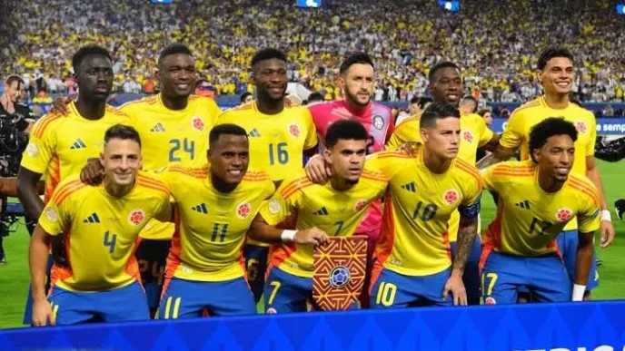Once inicial de la Selección Colombia posando en la cancha antes de un partido oficial.