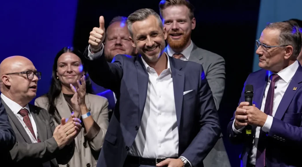 Ulrich Siegmund sonriendo y haciendo el gesto de aprobación con el pulgar hacia arriba junto a miembros de su partido.