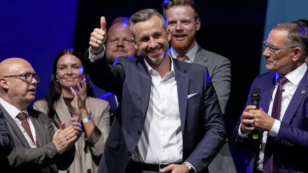 Ulrich Siegmund sonriendo y haciendo el gesto de aprobación con el pulgar hacia arriba junto a miembros de su partido.