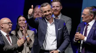 Ulrich Siegmund sonriendo y haciendo el gesto de aprobación con el pulgar hacia arriba junto a miembros de su partido.