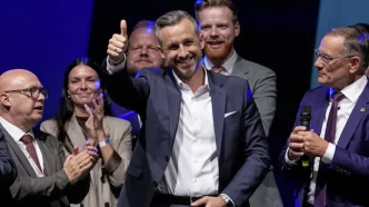 Ulrich Siegmund sonriendo y haciendo el gesto de aprobación con el pulgar hacia arriba junto a miembros de su partido.