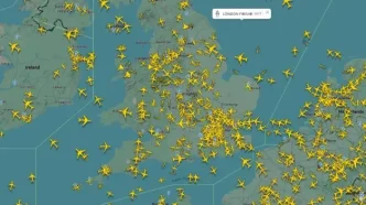 Mapa de seguimiento del tráfico aéreo sobre el Reino Unido e Irlanda repleto de iconos de aviones amarillos en Flightradar24.