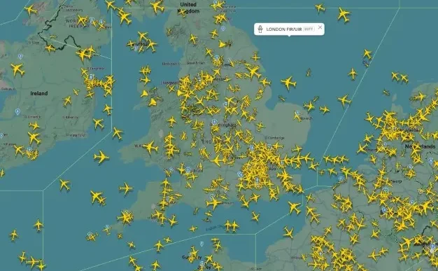 Mapa de seguimiento del tráfico aéreo sobre el Reino Unido e Irlanda repleto de iconos de aviones amarillos en Flightradar24.