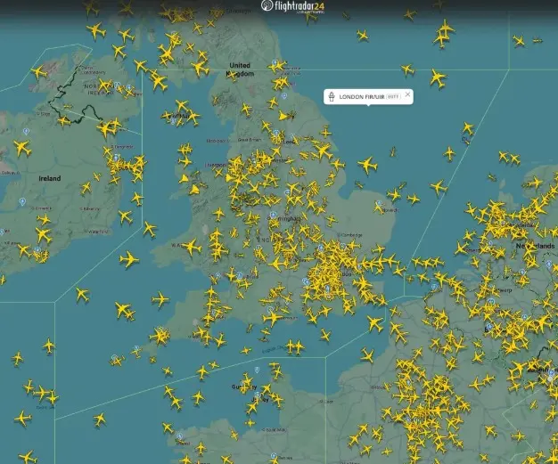 Mapa de seguimiento del tráfico aéreo sobre el Reino Unido e Irlanda repleto de iconos de aviones amarillos en Flightradar24.