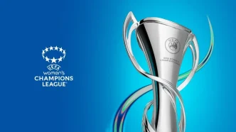 rofeo oficial de la UEFA Women's Champions League junto al logotipo del torneo sobre un fondo azul brillante.