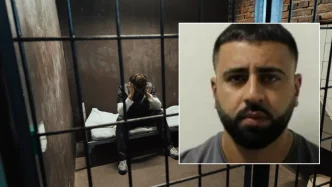 Hombre sentado en una cama dentro de una celda de prisión tras ser condenado por la justicia.