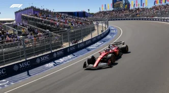 Monoplaza de Fórmula 1 tomando una curva peraltada junto a la grada en el circuito Madring durante el Gran Premio de España.