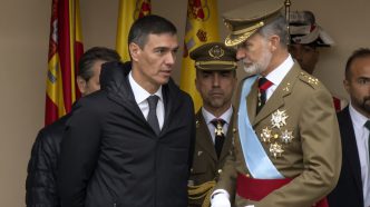 Pedro Sánchez junto al rey Felipe VI en la tribuna militar durante el desfile del Día de la Hispanidad.