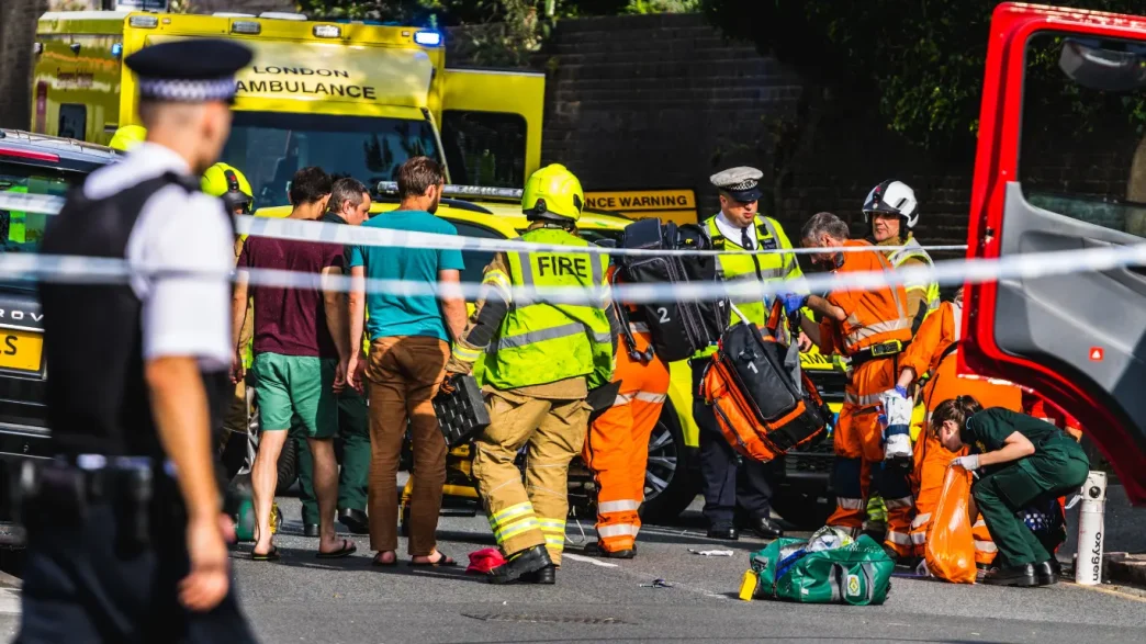 Servicios de emergencia, policías y bomberos trabajando en el lugar de un accidente de tráfico en Londres.