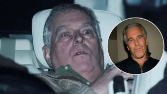 Andrew Mountbatten-Windsor en el interior de un vehículo junto a una imagen superpuesta de Jeffrey Epstein