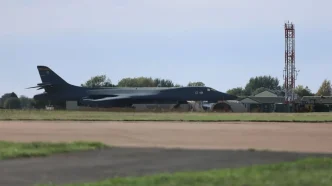 Bombardero militar estadounidense estacionado en la pista de la base aérea de la RAF.