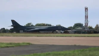 Bombardero militar estadounidense estacionado en la pista de la base aérea de la RAF.
