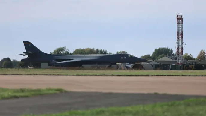 Bombardero militar estadounidense estacionado en la pista de la base aérea de la RAF.