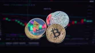 Monedas físicas de criptomonedas como Bitcoin y Ethereum sobre un fondo de gráficos bursátiles digitales.