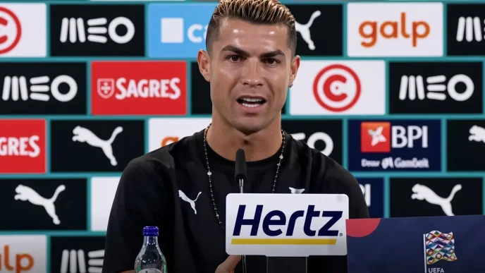 Cristiano Ronaldo en rueda de prensa hablando ante los micrófonos con el panel de patrocinadores de la selección de Portugal de fondo.