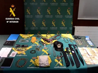 Armas blancas, machetes, collares amarillos y dinero en efectivo incautados por la Guardia Civil a miembros de los Latin Kings.