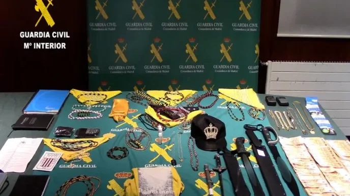 Armas blancas, machetes, collares amarillos y dinero en efectivo incautados por la Guardia Civil a miembros de los Latin Kings.
