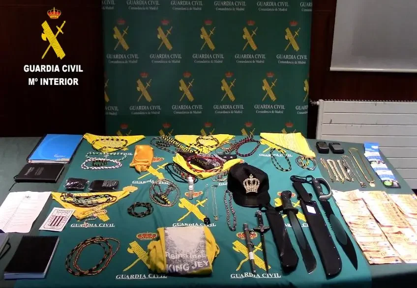Armas blancas, machetes, collares amarillos y dinero en efectivo incautados por la Guardia Civil a miembros de los Latin Kings.
