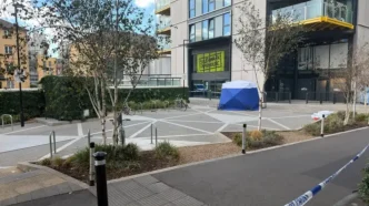 Carpa policial azul instalada frente a la fachada del edificio UNCLE y el teatro Southwark Playhouse en Londres.