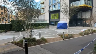 Carpa policial azul instalada frente a la fachada del edificio UNCLE y el teatro Southwark Playhouse en Londres.