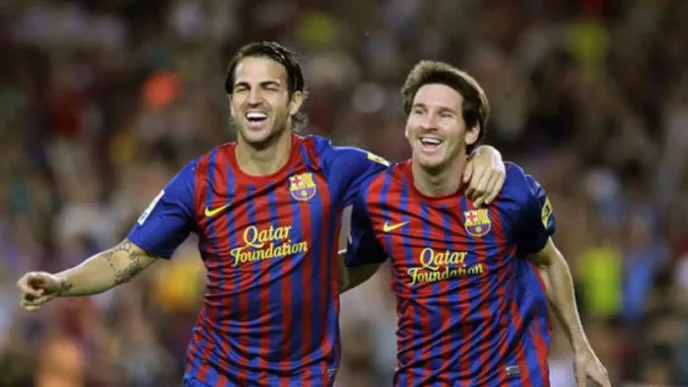 Cesc Fàbregas y Lionel Messi celebrando juntos con la camiseta del FC Barcelona.
