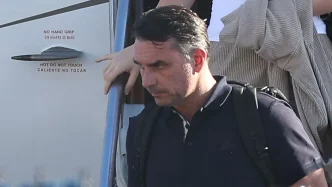 Flávio Bolsonaro desembarcando de un avión a su llegada a Estados Unidos tras salir de Brasil.